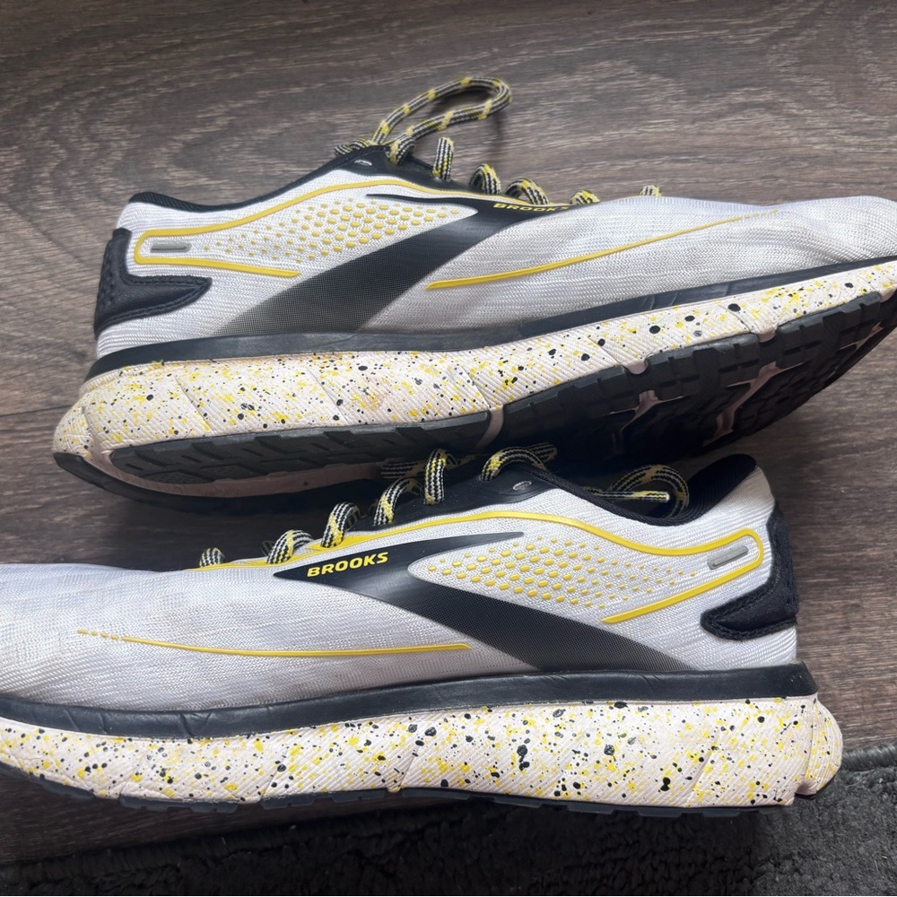 Brooks women's Running Shoes - White with Yellow Accents
